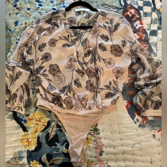 ASTR THE LABEL S Willow Floral Print Crossover Bodysuit - Picture 5 of 16